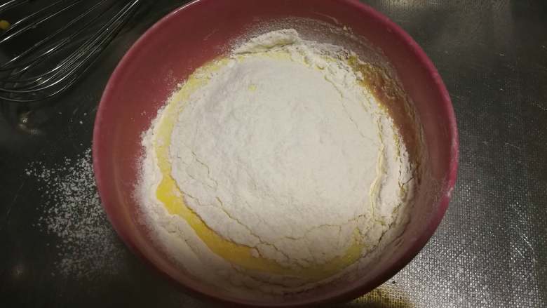 网格鸡蛋卷,筛入低筋粉，用手动打蛋器搅打均匀