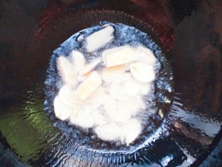 辣子鸡,在干净的锅里重新放适量的油，把姜蒜放下去一起翻炒！