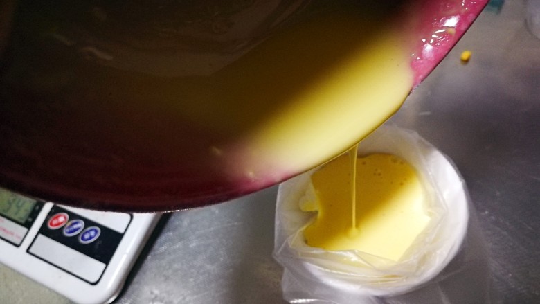 网格鸡蛋卷,把裱花袋套入一个杯子内，把搅拌好的面糊倒入裱花袋中。