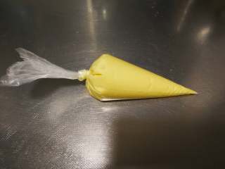 网格鸡蛋卷,裱花袋后面系个扣，以免面糊外流。