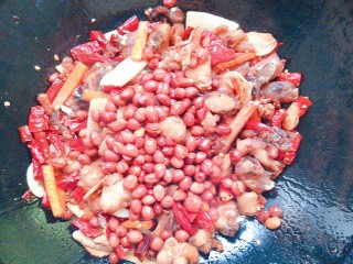 辣子鸡,最后把干红辣椒和花生米一起倒下去，加点生抽一起翻炒均匀即可以出锅啦！