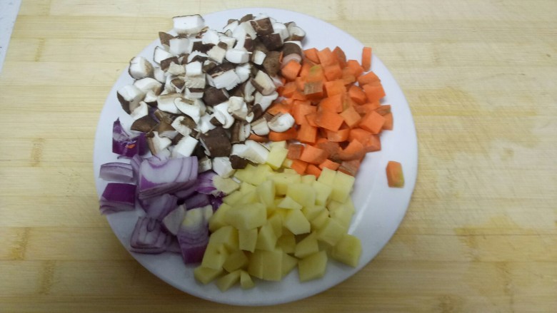 羊肉焖饭,将胡萝卜、洋葱、香菇、土豆切丁。