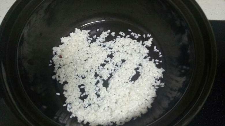 羊肉焖饭,将泡过的大米泡在砂锅底部。