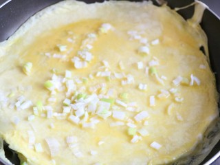 鸡蛋葱花饼,撒上葱花，再翻另一面用同样的方法煎至表面金黄并熟，即可出锅~