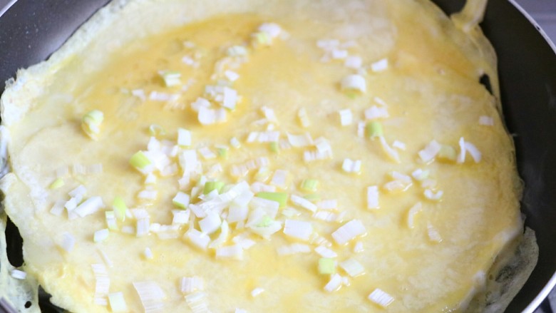 鸡蛋葱花饼,撒上葱花，再翻另一面用同样的方法煎至表面金黄并熟，即可出锅~