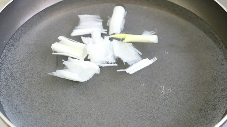 虾仁疙瘩汤,锅内烧水，加入葱段