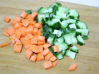 虾仁疙瘩汤,胡萝卜切丁