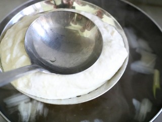 虾仁疙瘩汤,将水烧开后改小火，取一个勺子，压漏勺中的面糊~