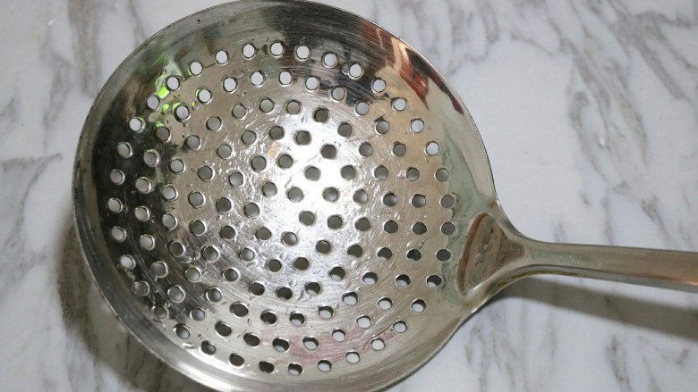 虾仁疙瘩汤,漏勺清洗干净并擦干