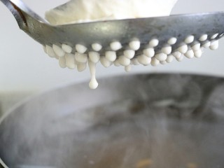 虾仁疙瘩汤,下面就出均匀的小粒粒了~