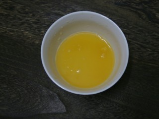 香橙戚风,切开橙子，挤压出橙汁备用