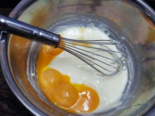 香橙戚风,加入蛋黄和1克自制香草精（我分蛋分的不好，无视嘻嘻）蛋白放入冰箱冷冻室备用
