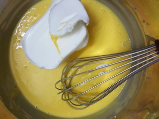 香橙戚风,取三分之一的蛋白霜加入蛋黄糊中，用蛋抽拌匀