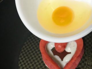 改良版爱心包蛋,再倒入剩余的蛋清和蛋黄。小心不要弄破蛋黄。