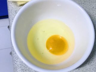 改良版爱心包蛋,鸡蛋磕入碗中。