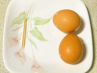 改良版爱心包蛋,准备两粒蛋，再准备两根牙签辅助。