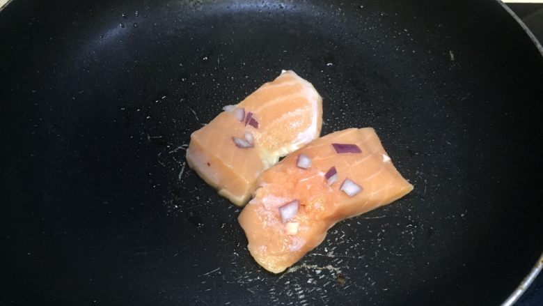 海苔鲜味三文鱼,放入2，在三文鱼上撒上切好的洋葱小块