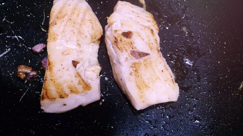 海苔鲜味三文鱼,注意中小火，火力不能大，一面煎上色了翻面煎另一面，单面通常煎1分半钟