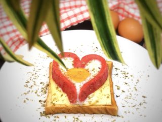 改良版爱心包蛋,完美的爱心早餐形成了。