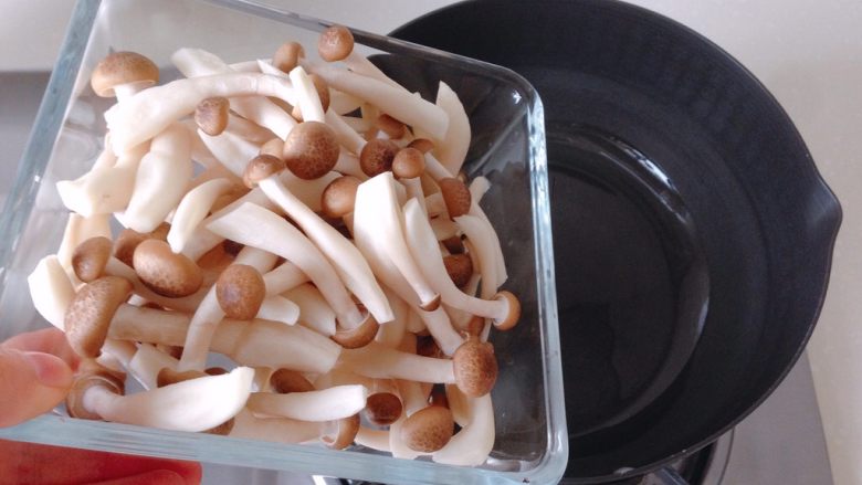 烤菇菇蛋吐司配节瓜,锅中放入适量橄榄油，油热后倒入蟹味菇
