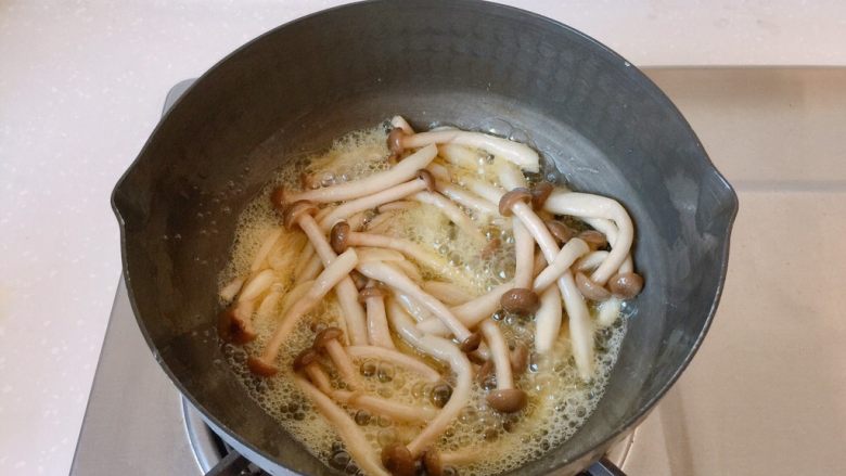 烤菇菇蛋吐司配节瓜,翻炒至蟹味菇出水变软