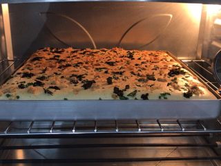 香葱肉松海苔蛋糕卷,送进提前预热的烤箱中层上下火165度25分钟