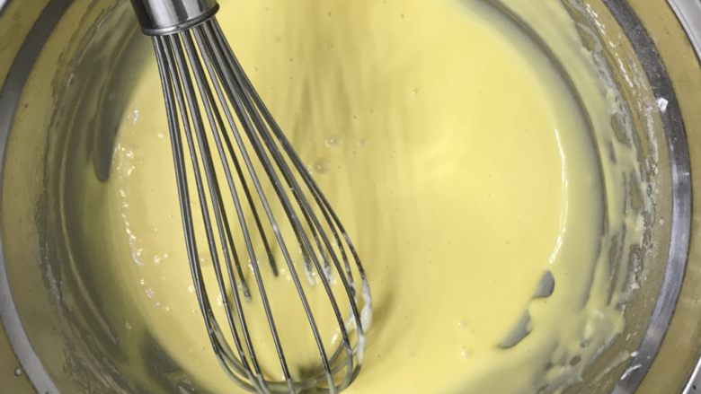 香葱肉松海苔蛋糕卷,用手动打蛋器把蛋黄搅拌均匀无颗粒状，也不要过度搅拌，防止起筋