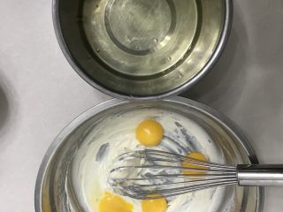 香葱肉松海苔蛋糕卷,把蛋黄和蛋白分开，蛋黄直接放在面糊盆里，装蛋白的盆一定要无油无水