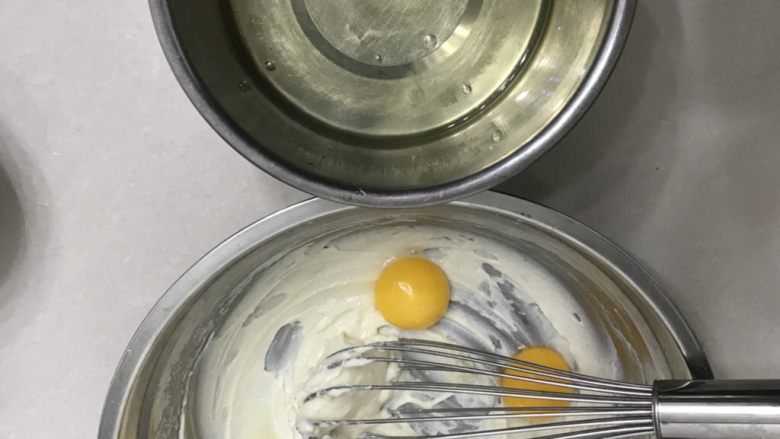 香葱肉松海苔蛋糕卷,把蛋黄和蛋白分开，蛋黄直接放在面糊盆里，装蛋白的盆一定要无油无水