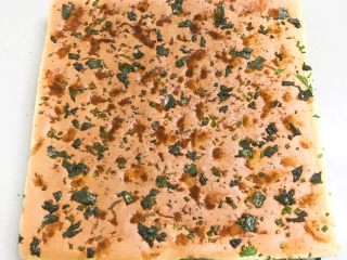 香葱肉松海苔蛋糕卷,周围用刮板刮一下，移至烤网上稍凉