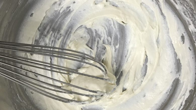 香葱肉松海苔蛋糕卷,用手动打蛋器搅拌均匀