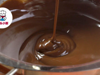懒人版网红脏脏包,黑巧克力40g隔水加热融化，再加入淡奶油45g搅拌均匀