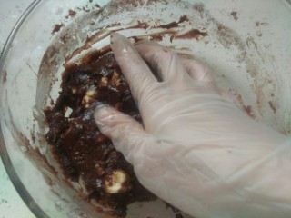 巧克力核桃意式脆饼,带上pvc手套，把它们团一团，注意也不要像揉面团一样狠揉，把核桃仁拌进去就好了