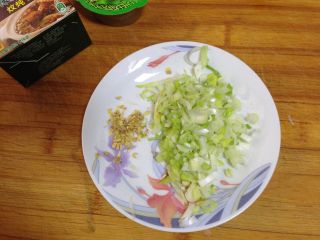 厨房挑战+荤菜+油豆腐塞肉炖白菜,葱和姜切末备用