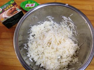 厨房挑战+荤菜+油豆腐塞肉炖白菜,莲藕用擦子擦成细碎