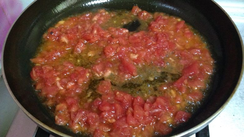 厨房挑战+荤菜+茄汁西葫芦猪肉饼,另起锅，加入少量油倒入西红柿炒出红油，调入盐和糖煮至微稠即可