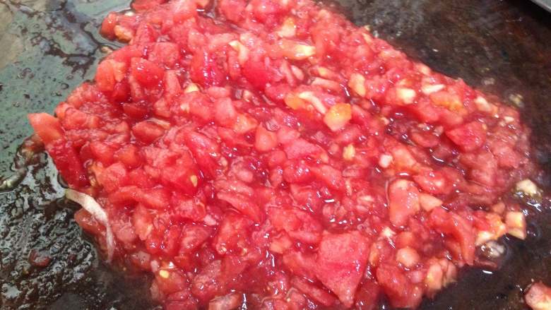 厨房挑战+荤菜+茄汁西葫芦猪肉饼,切成细小的粒