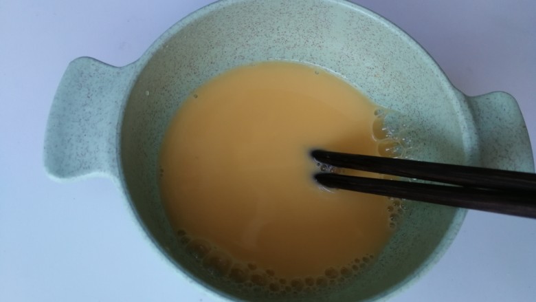 蛋黄羹,用筷子搅拌，将蛋黄搅散