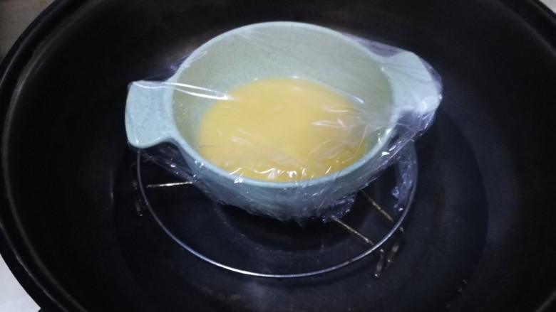 蛋黄羹,盖上保鲜膜，入锅，大火烧开后转小火蒸10分钟
