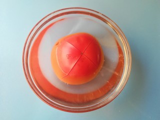#宝宝辅食#西红柿鸡蛋拌面,倒入100度开水浸泡10分钟