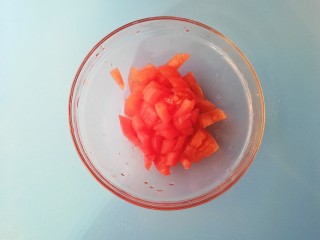 #宝宝辅食#西红柿鸡蛋拌面,去皮后取100克西红柿切成颗粒