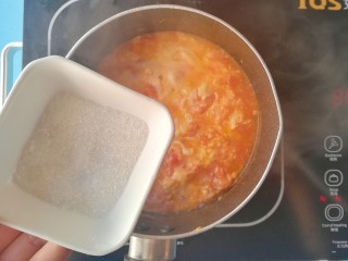 #宝宝辅食#西红柿鸡蛋拌面,出锅前撒入细砂糖搅拌均匀至融化
