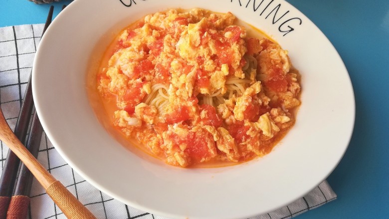 #宝宝辅食#西红柿鸡蛋拌面,淋上做好的西红柿鸡蛋即可，特别好吃，酸酸甜甜开胃辅食
