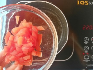 #宝宝辅食#西红柿鸡蛋拌面,倒入西红柿炒出汁，可加适量清水