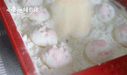 来自喵星人的治愈萌物，一口一个甜蜜的猫爪棉花糖,用刷子轻轻扫去多余的淀粉就可以啦。