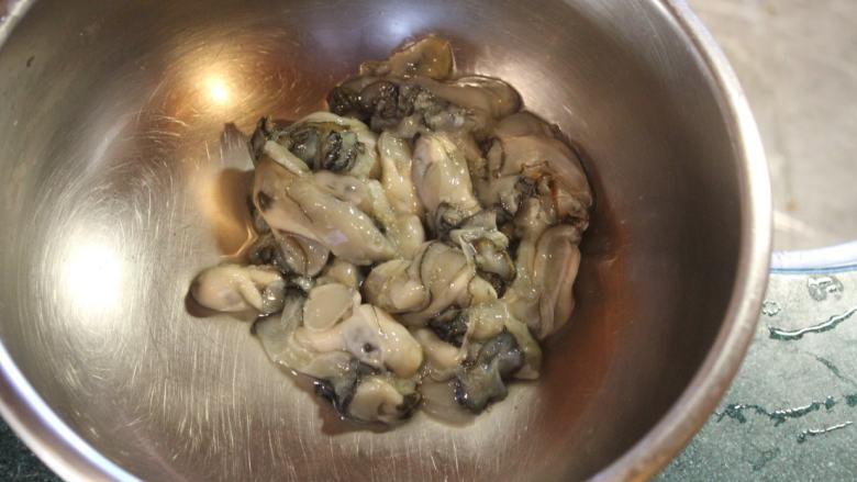 香炒炸牡蛎,用水清洗至干净。