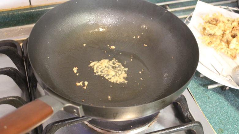 香炒炸牡蛎,炒锅热油后，放入姜末炒出香味。