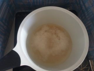 宝宝辅食—南瓜小米糕,把小米放在锅内放入足够的水，像煮粥那样，煮15分钟，待全部小米煮开就可以