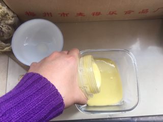 宝宝辅食—南瓜小米糕,将打好的南瓜小米糊加入容器