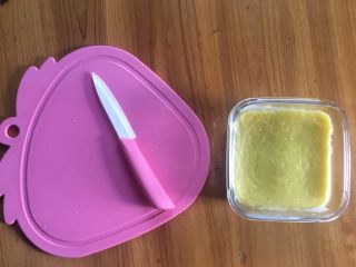宝宝辅食—南瓜小米糕,蒸好取出，切成宝宝可以拿或方便食用的块